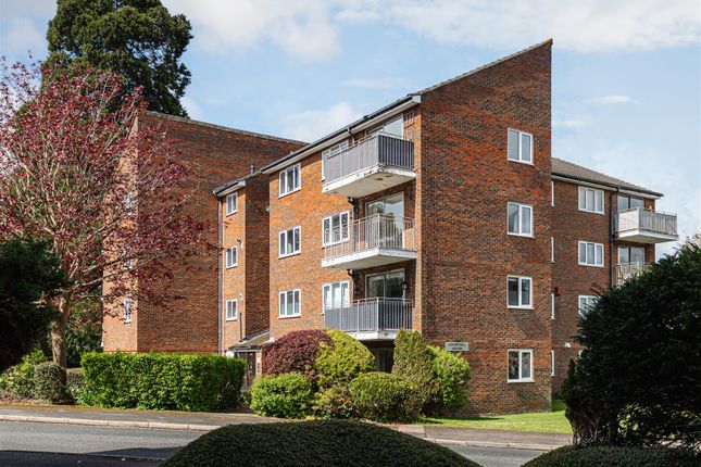 Thumbnail Flat for sale in Dunnymans Road, Banstead