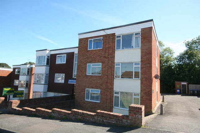Thumbnail Flat to rent in Grove Road, Burgess Hill, West Sussex