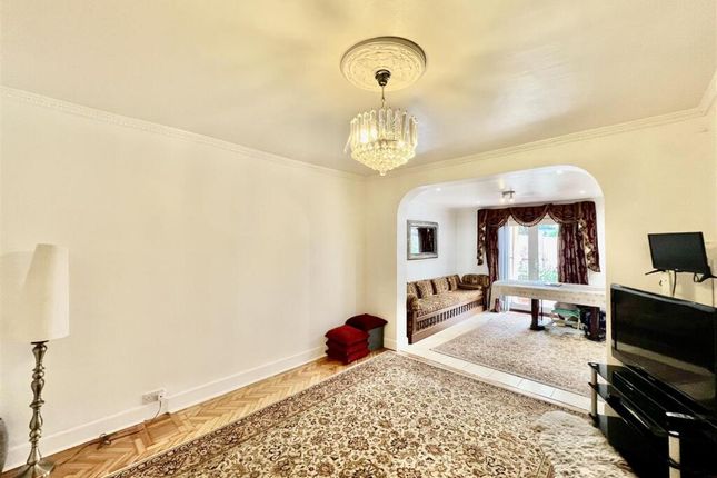 13 Blossom Waye, Hounslow photo 4