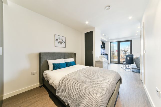 Flat 1007 Royal Docks West, 12, Western Gateway, London photo 4