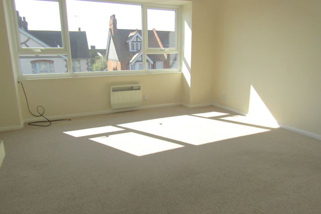 Flat 5 Winston Court, Old Road, Frinton-on-Sea photo 3