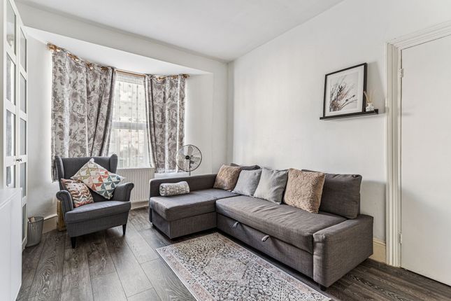 17 Woodford Road, Watford photo 3