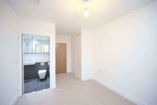 Flat to rent in Station Road, London