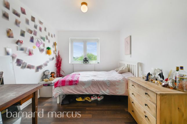 Flat 18, Gernigan House, Fitzhugh Grove, London photo 4