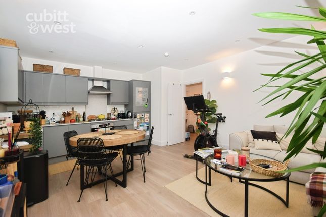28, Opus Court, Leatherhead photo 3