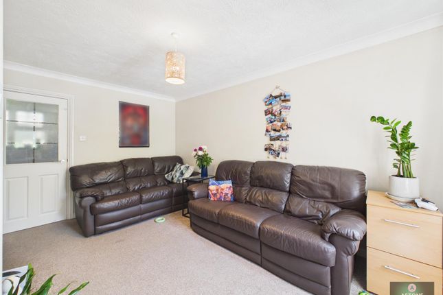 22, Verbania Way, East Grinstead photo 3