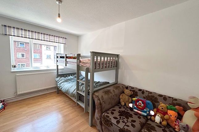39 Squires Court, Canterbury Gardens, Salford photo 5