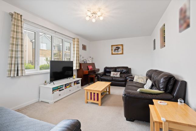 4 Renwick Court, East Calder photo 4