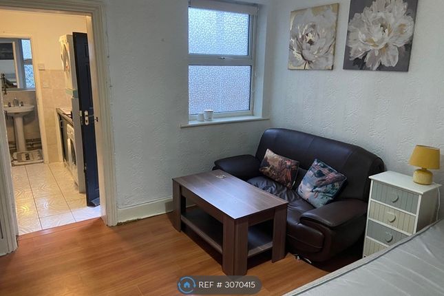 Studio flat on Faircross Avenue, Barking, £1,100/mo