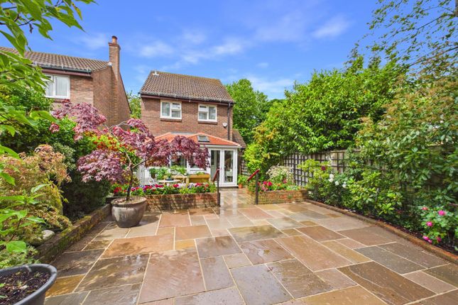 4, Blossom Close, South Croydon photo 3