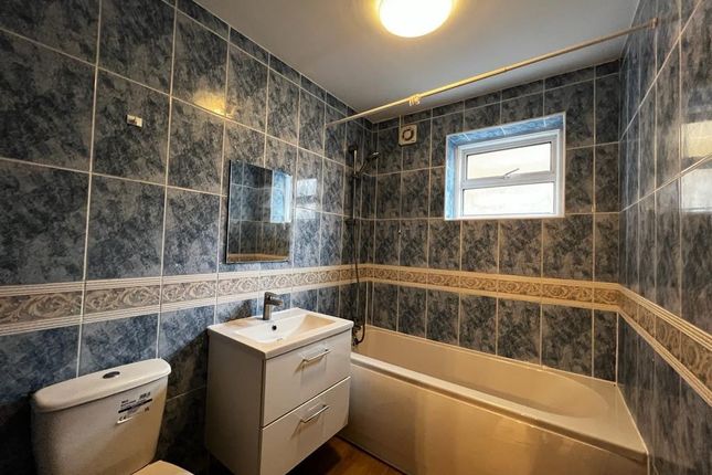 208 Fulham Palace Road,, Ground Floor Flat Rear, London photo 3
