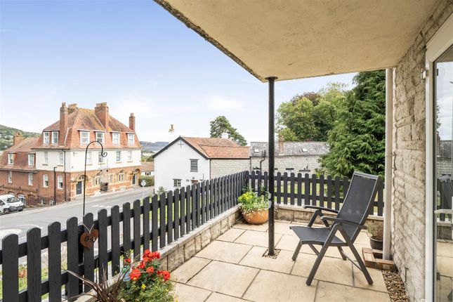 2, Clappentail Court, Lyme Regis photo 2