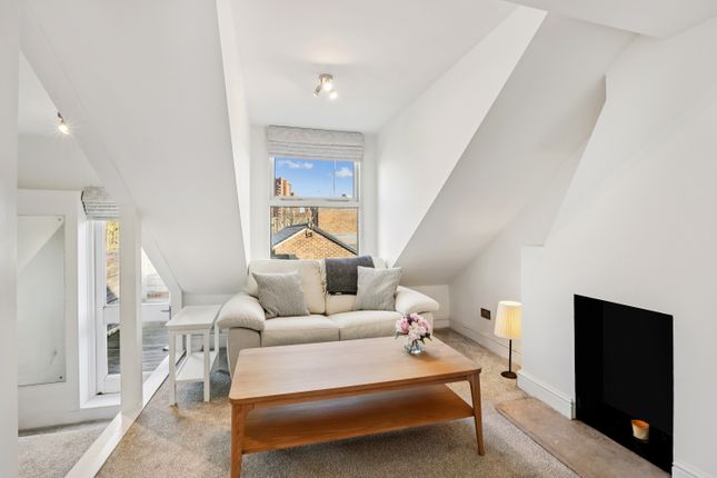Top Floor Flat, 15, Tetcott Road, Chelsea photo 3