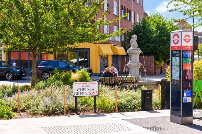 242 Cranmer Court,, Whiteheads Grove, London photo 3