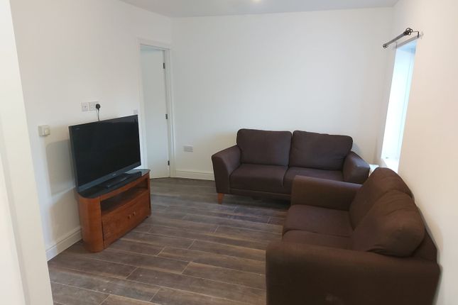 Flat 2, 34 Elthorne Way, London photo 2