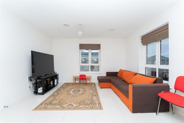 Flat for sale in Kings Reach, Slough