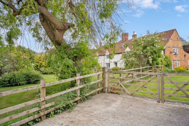 Old Farmhouse, Weedon Hill, Hyde Heath, Amersham photo 4