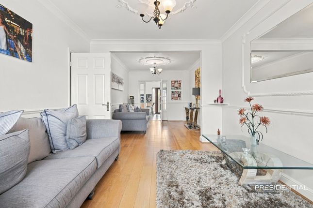 108 Belgrave Avenue, Gidea Park photo 4