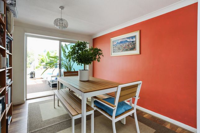 27, Darwin Drive, Kent photo 4