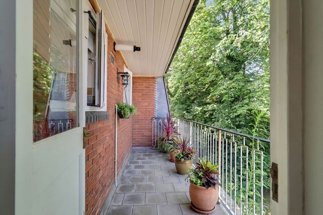 17 The Willows Albany Crescent, Esher photo 3