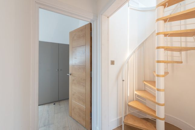 Flat to rent in Lambolle Road, London