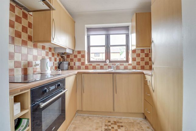11, St Omer Close, Wickford photo 2