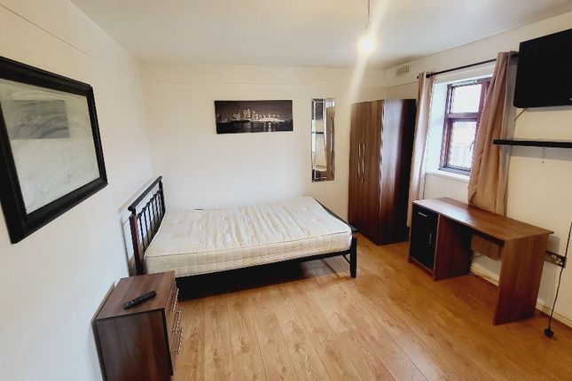 Thumbnail Terraced house to rent in 20 Walnut Gardens, London