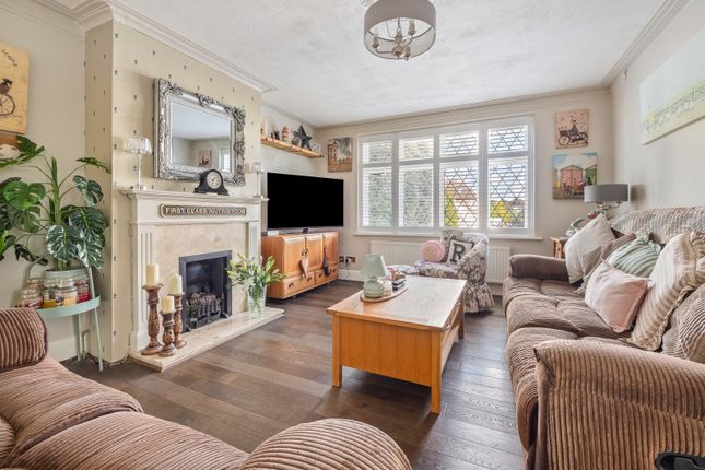 Oaks Avenue, Worcester Park photo 2