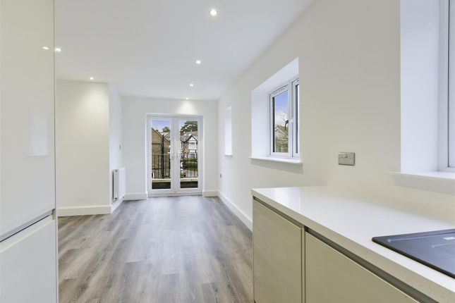 Flat 4 Lynwood Oaks, 50 London Road, Redhill photo 4