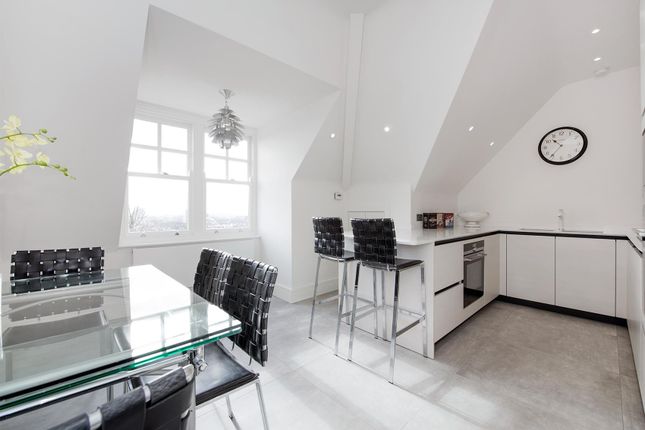 Flat to rent in Lyndhurst Road, Hampstead