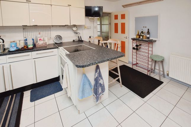 7, Doriam Close, Exeter photo 4