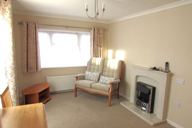 Mobile/park home for sale in The Grove, Woodside Park Homes, Woodside, Luton