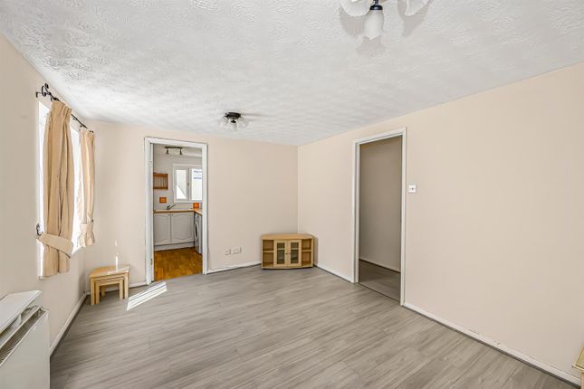 33, Mandeville Court, Chingford photo 3