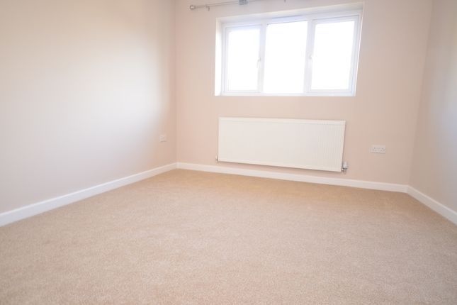 Town house to rent in Cliffe Road, Strood, Rochester