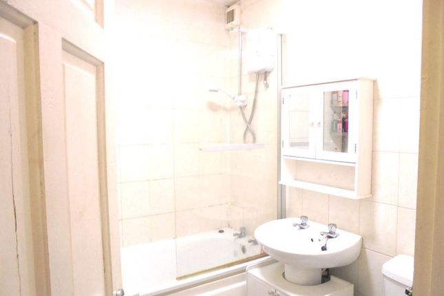 19 Harkness Close, Harold Hill photo 5