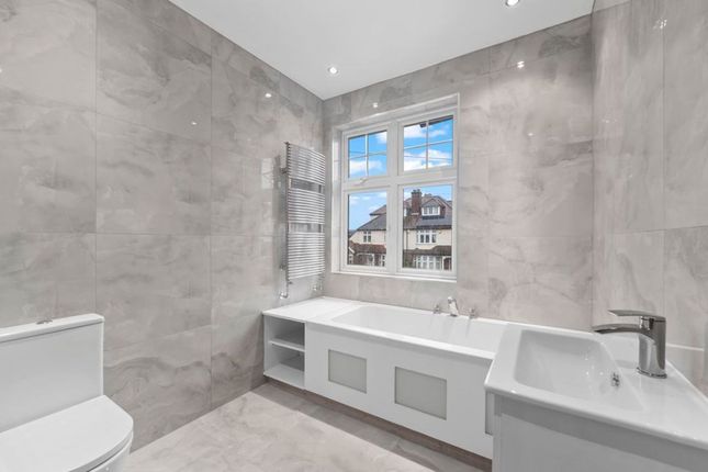 27 Rosebery Avenue, New Malden photo 2