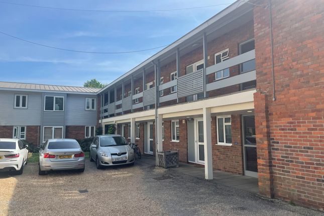 Maisonette to rent in Cross Lanes, Guildford