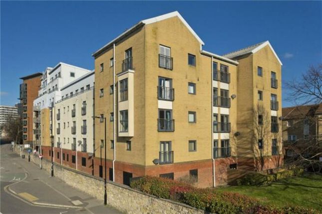 Flat to rent in White Star Place, Southampton