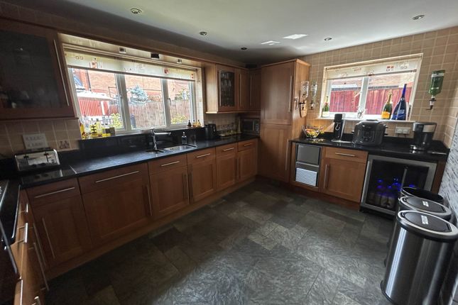 10, Gulvain Place, Oldham photo 4