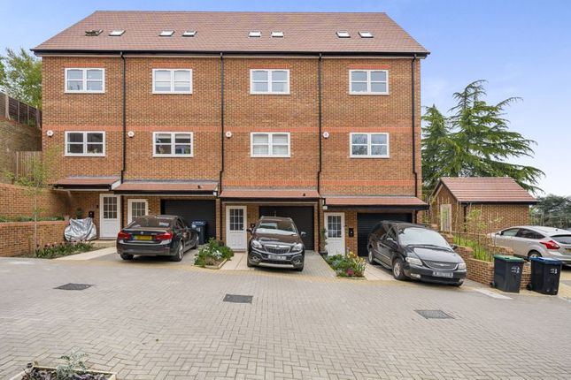 Town house to rent in Oakmont Close, Kenley