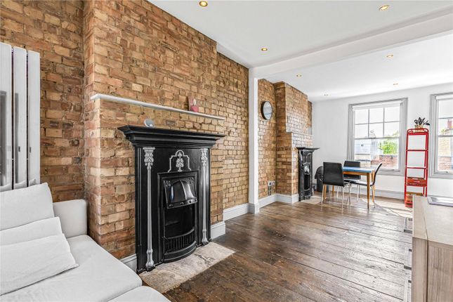 Flat to rent in Roman Road, Bow, London