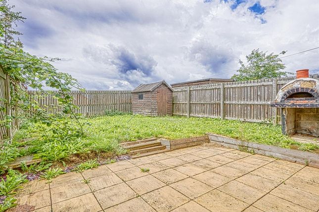 2 Lathkill Court, Chesterfield photo 2