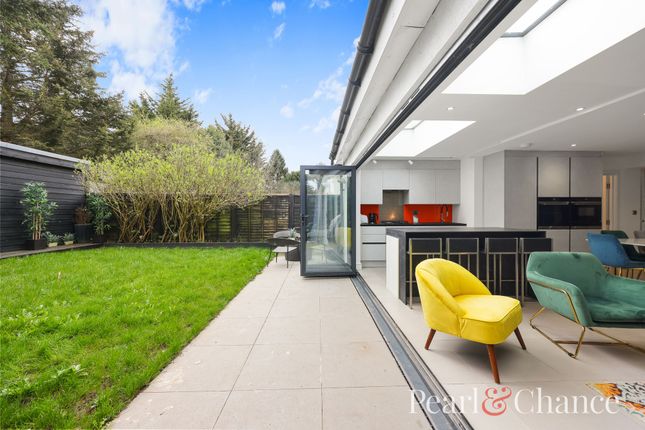 Ground Floor Flat 110 The Vale, London, London photo 3