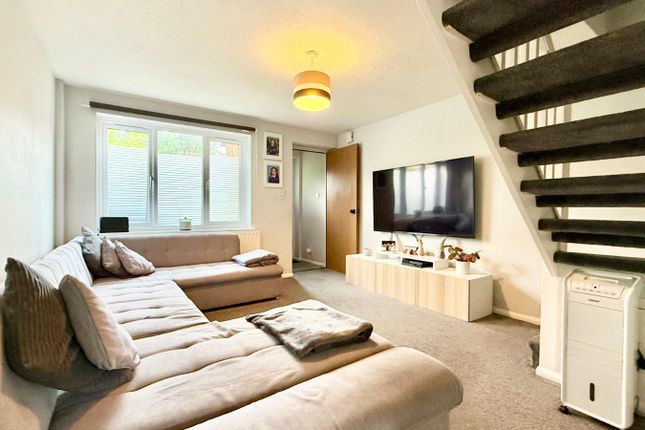 8, Upavon Gardens, Bracknell photo 2