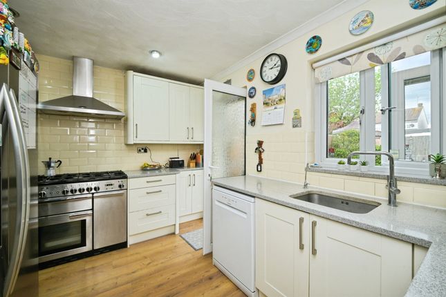 9, Hillview Gardens, Waltham Cross photo 4