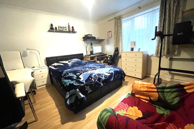 64 Holm Oak Park, Hagden Lane, Watford photo 2