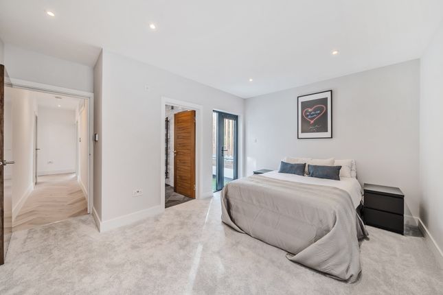 Flat for sale in Seven Sisters Road, London