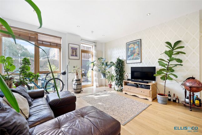 Thumbnail Flat for sale in Old Bethnal Green Road, London