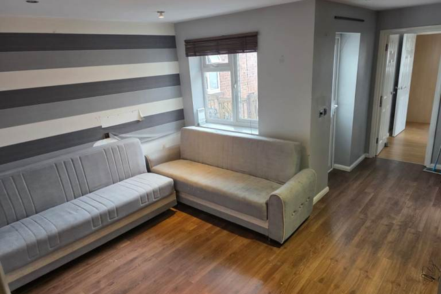2-bed flat on Hall Lane, Chingford, £1,850/mo