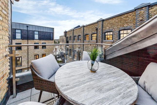 Penthouse to rent in Oxford Penthouse, Palace Wharf, Rainville Road, London